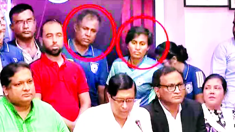কোচ-অধিনায়ককে অসম্মান করায় নিন্দার ঝড় কোচ-অধিনায়ককে অসম্মান করায় নিন্দার ঝড়