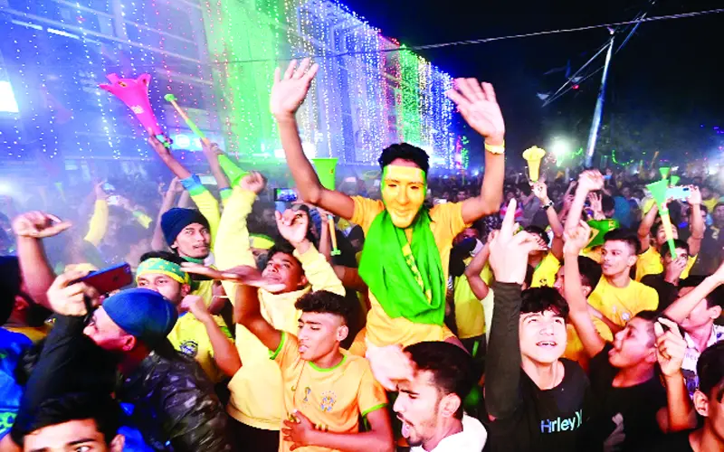 ব্রাজিল সমর্থকদের বাঁধভাঙা উল্লাস ব্রাজিল সমর্থকদের বাঁধভাঙা উল্লাস