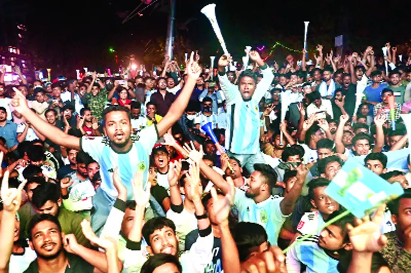 আর্জেন্টিনার জয়ে কাঁপল রাতের ঢাকা আর্জেন্টিনার জয়ে কাঁপল রাতের ঢাকা