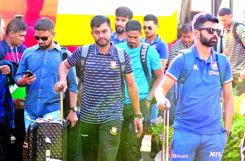 চট্টগ্রামে আরও দুর্বল ভারত চট্টগ্রামে আরও দুর্বল ভারত
