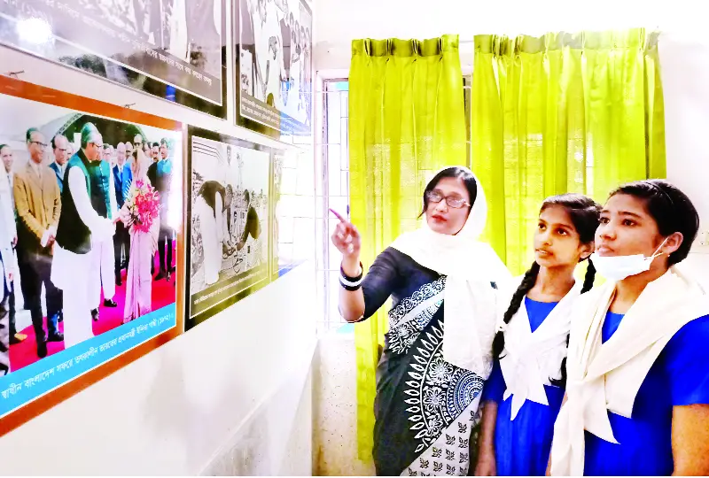 বিচিত্র চিত্রকর্ম দিয়ে সাজানো স্কুল বিচিত্র চিত্রকর্ম দিয়ে সাজানো স্কুল