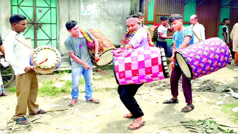 পূজায় ঢাকঢোল পূজায় ঢাকঢোল