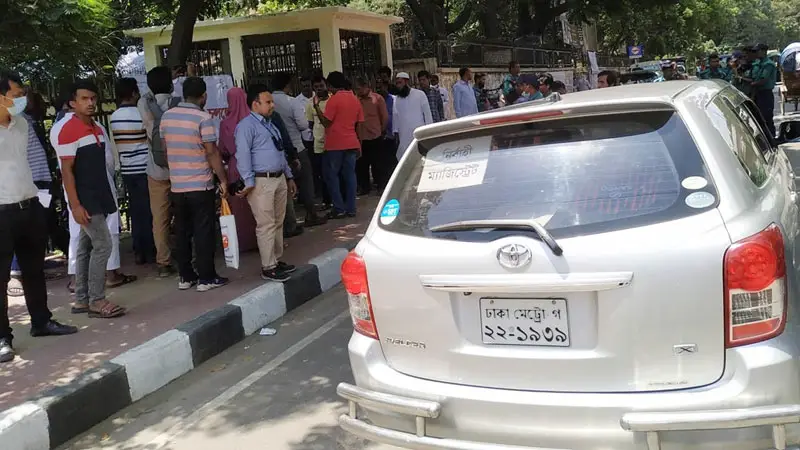 হর্ন বাজানোয় ম্যাজিস্ট্রেটের গাড়ি চালককে জরিমানা হর্ন বাজানোয় ম্যাজিস্ট্রেটের গাড়ি চালককে জরিমানা