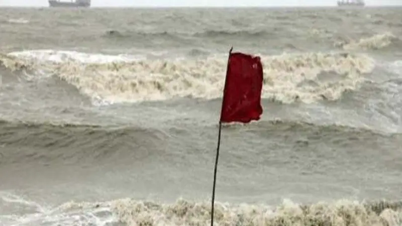 দেশের সমুদ্র বন্দরে তিন নম্বর সতর্কতা সংকেত