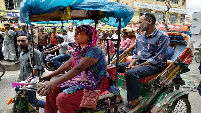 স্বামী ছাড়া খালেদা ৪ বছর ধরে রাজধানীর গুলিস্তানে রিক্সা চালাচ্ছেন