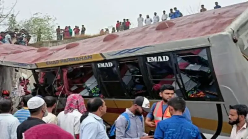 মাদারীপুরে যাত্রীবাহী বাস খাদে পড়ে নিহত ১৬ মাদারীপুরে যাত্রীবাহী বাস খাদে পড়ে নিহত ১৬