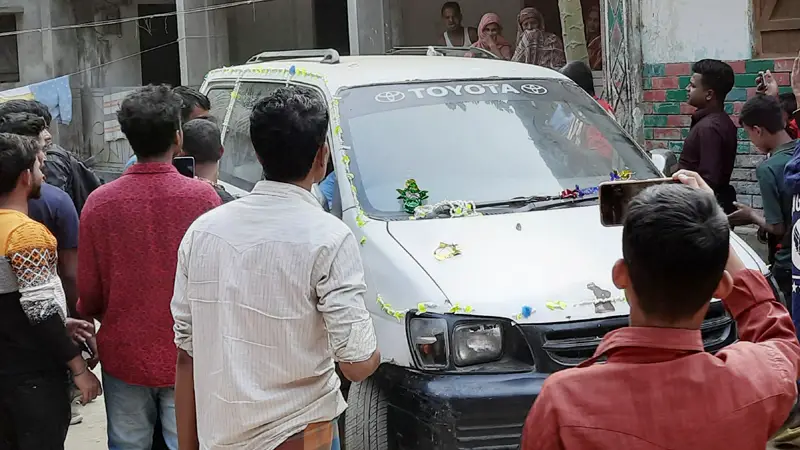 ১০ বছর ধরে নবায়ন নেই হিরো আলমের উপহারের গাড়ির ১০ বছর ধরে নবায়ন নেই হিরো আলমের উপহারের গাড়ির