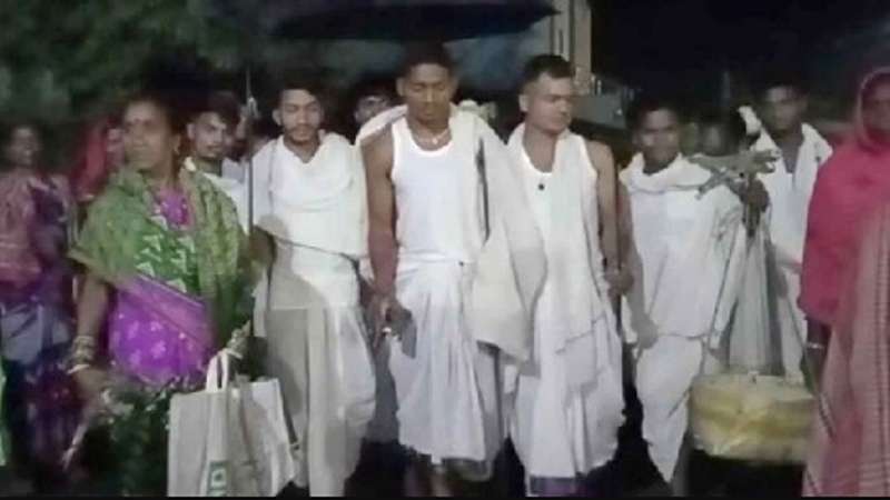 পরিবহন ধর্মঘটে সারারাত হেঁটে কনের বাড়ি পৌঁছালেন বর পরিবহন ধর্মঘটে সারারাত হেঁটে কনের বাড়ি পৌঁছালেন বর
