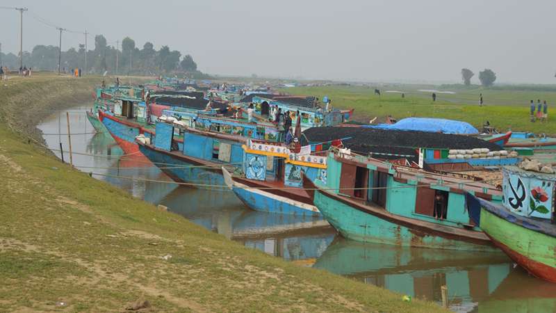 দীর্ঘ নৌ-জটের কবলে শতাধিক নৌ-যান