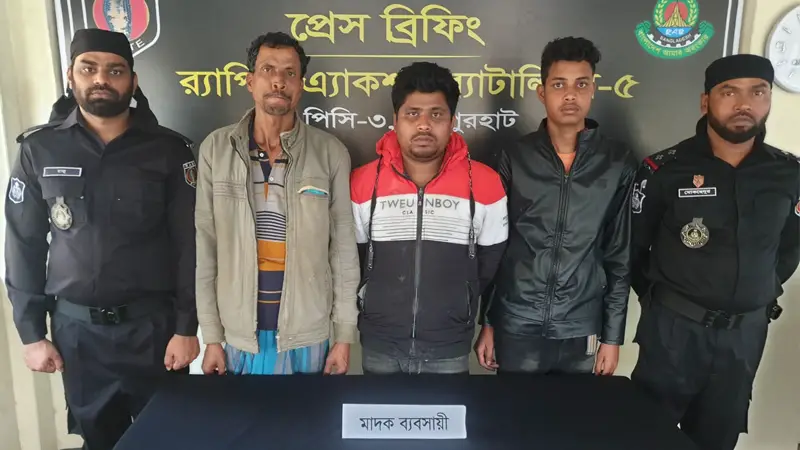 ফেনসিডিল আনতে গিয়ে র্যাবের হাতে আটক দুই ছেলেসহ বাবা ফেনসিডিল আনতে গিয়ে র্যাবের হাতে আটক দুই ছেলেসহ বাবা