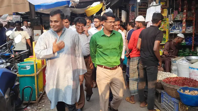 বাজার পরিদর্শনে ডিসি বাজার পরিদর্শনে ডিসি