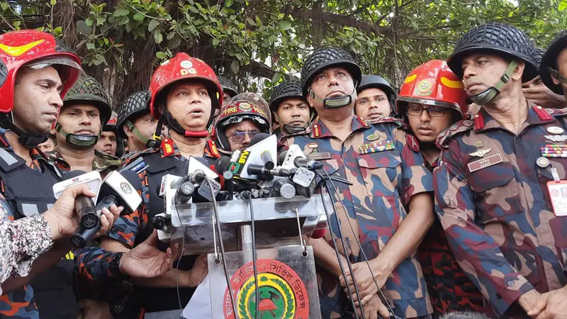 নিউ সুপার মার্কেটের আগুন নিয়ন্ত্রণে: ফায়ার ডিজি নিউ সুপার মার্কেটের আগুন নিয়ন্ত্রণে: ফায়ার ডিজি
