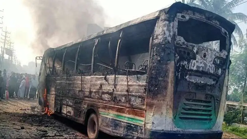 আশুলিয়ায় মোটরসাইকেল আরোহী নিহতের ঘটনায় দুই বাসে আগুন