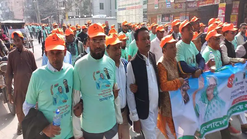 রাজশাহীতে প্রধানমন্ত্রীর জনসভায় অংশ নিতে মাদ্রাসা মাঠমুখী জনস্রোত রাজশাহীতে প্রধানমন্ত্রীর জনসভায় অংশ নিতে মাদ্রাসা মাঠমুখী জনস্রোত