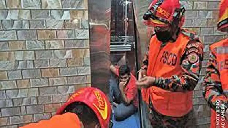 লিফটে আধা ঘণ্টা আটকা রোগীসহ ১৫, পরে উদ্ধার লিফটে আধা ঘণ্টা আটকা রোগীসহ ১৫, পরে উদ্ধার