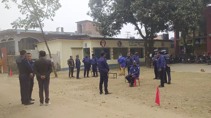কঠোর নিরাপত্তায় কেন্দ্রে আসছেন ভোটাররা কঠোর নিরাপত্তায় কেন্দ্রে আসছেন ভোটাররা