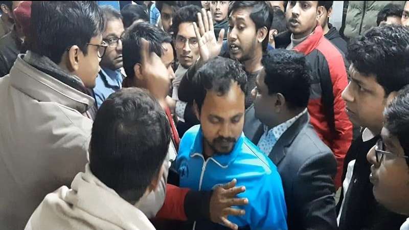 কুবির সহকারী প্রক্টরকে ’তুই’ সম্বোধন করে মারতে গেল দুই ছাত্রলীগ নেতা কুবির সহকারী প্রক্টরকে ’তুই’ সম্বোধন করে মারতে গেল দুই ছাত্রলীগ নেতা