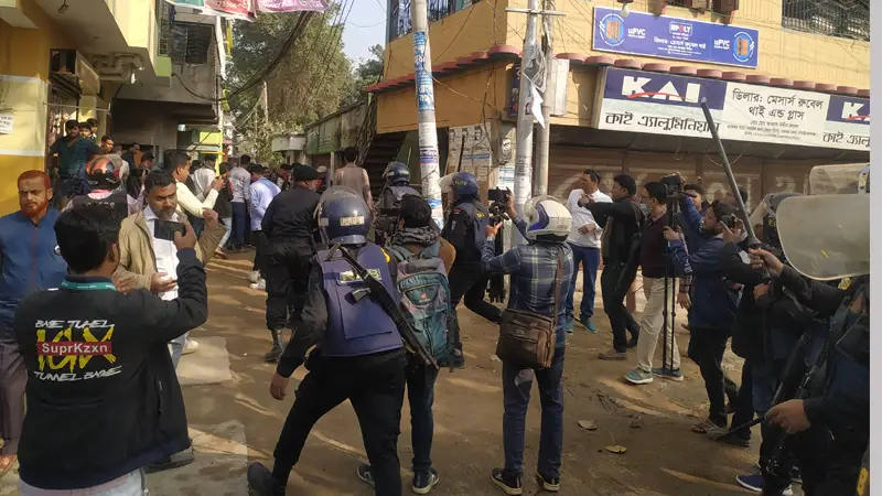 দুই প্রার্থীর সমর্থকদের মধ্যে হাতাহাতি দুই প্রার্থীর সমর্থকদের মধ্যে হাতাহাতি