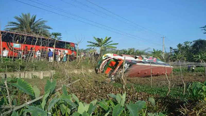 পিরোজপুরে যাত্রীবাহী বাস উল্টে খাদে পড়ে আইনজীবী নিহত, আহত ২২