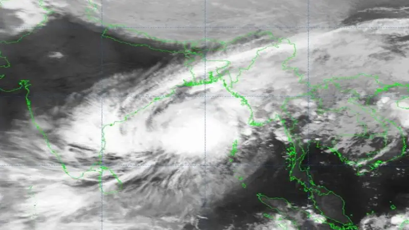 মোখার গতিবেগ বাড়ছে, দূরত্ব কমছে উপকূলের সঙ্গে মোখার গতিবেগ বাড়ছে, দূরত্ব কমছে উপকূলের সঙ্গে