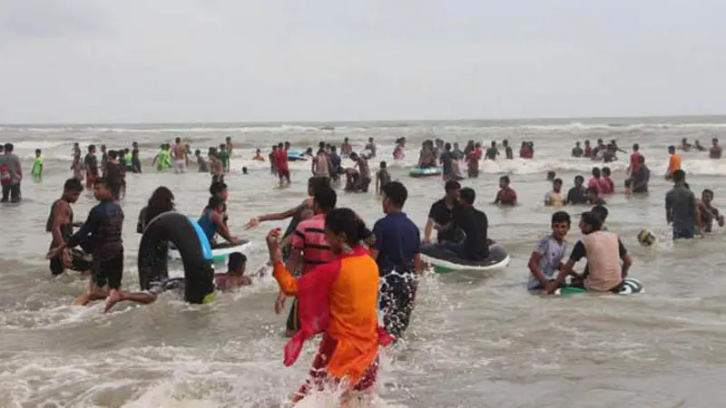 সকালে সুগন্ধা পয়েন্টেই ১০ হাজার পর্যটকের ভিড় সকালে সুগন্ধা পয়েন্টেই ১০ হাজার পর্যটকের ভিড়
