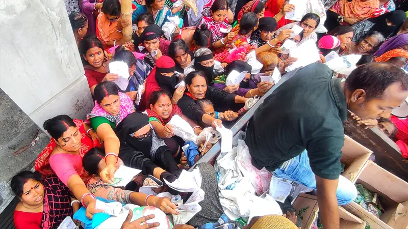 টিসিবির পণ্য নিতে এসে সাধারণ মানুষ ধাক্কাধাক্কি টিসিবির পণ্য নিতে এসে সাধারণ মানুষ ধাক্কাধাক্কি
