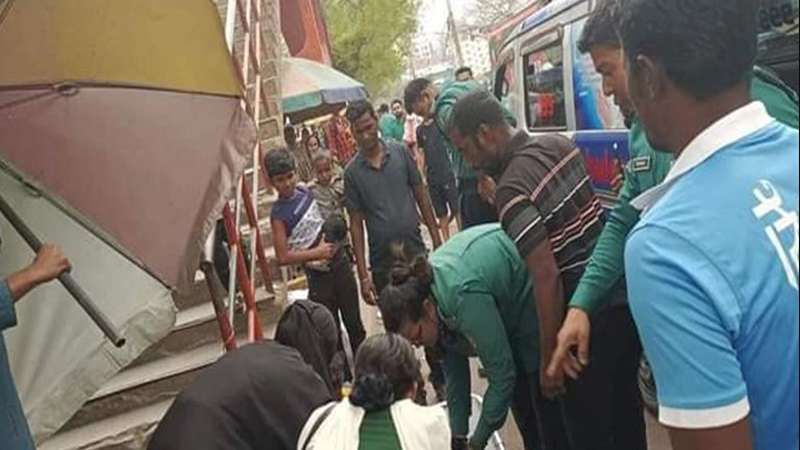 নারী সার্জেন্ট মোর্শেদার সহায়তায় ফুটপাতে শিশুর জন্ম