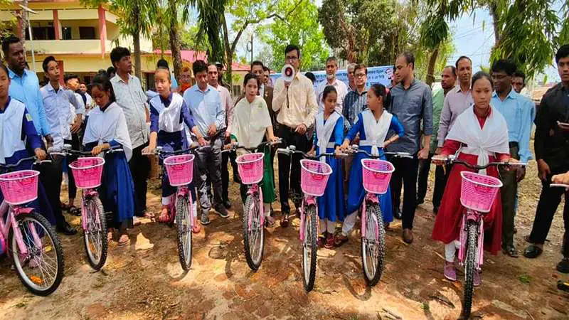 ফটিকছড়িতে  নৃ-গোষ্ঠীর  শিক্ষার্থীদের মাঝে বাই সাইকেল বিতরণ 