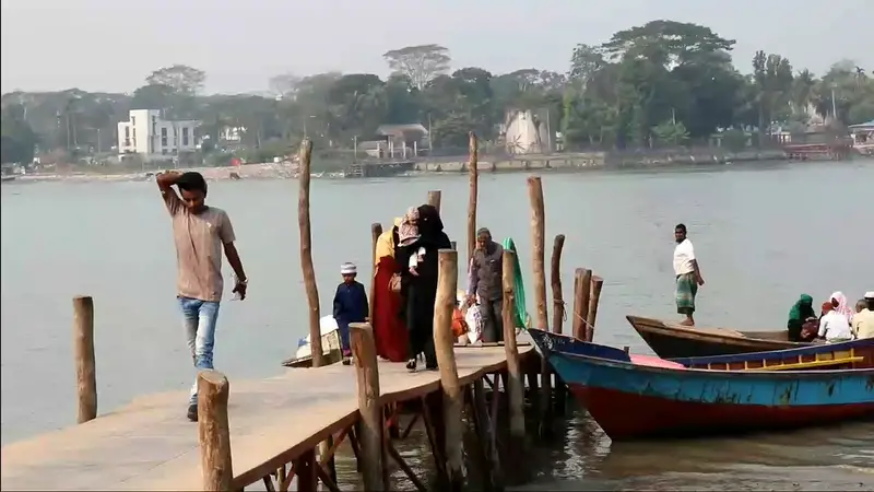 সুগন্ধা নদীতে সেতুতে না থাকায় ভোগান্তি নলছিটিবাসীর