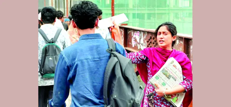 পথে পথে পত্রিকা বিক্রি করেন অভিনেত্রী পথে পথে পত্রিকা বিক্রি করেন অভিনেত্রী