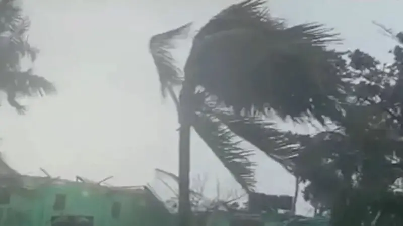 সেন্টমার্টিনে কাঁপছে বহুতল ভবন, বাড়ছে জোয়ারের পানি সেন্টমার্টিনে কাঁপছে বহুতল ভবন, বাড়ছে জোয়ারের পানি