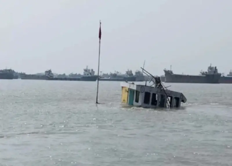 মোংলায় বন্দরে ৫’শ টন সারবোঝাই কার্গো জাহাজ ডুবি