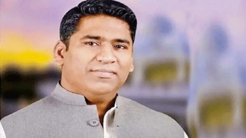লাইভে এসে ৪ জনকে চাকুরিচ্যুত করলেন মেয়র লাইভে এসে ৪ জনকে চাকুরিচ্যুত করলেন মেয়র