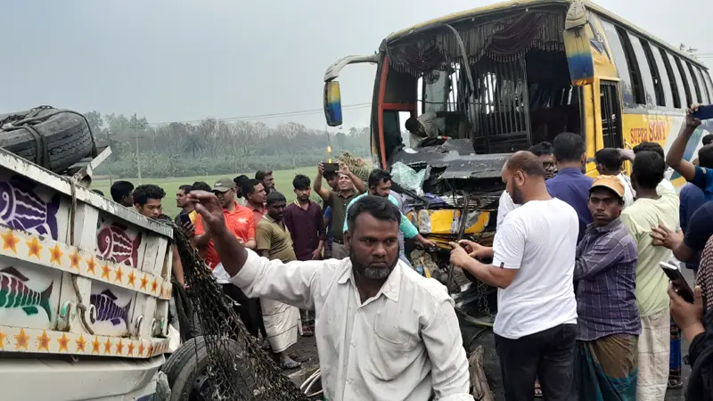 নাটোরে বাস-পিকআপের সংঘর্ষে প্রাণ গেল চালকের