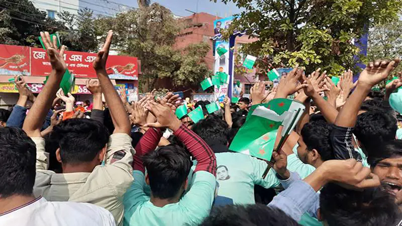 মাদ্রাসা মাঠের জনসভা শুরু, মঞ্চে গণসংগীত, বাইরে উচ্ছ্বাস মাদ্রাসা মাঠের জনসভা শুরু, মঞ্চে গণসংগীত, বাইরে উচ্ছ্বাস