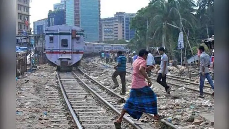 কারওয়ান বাজারে ট্রেনের ধাক্কায় যুবক নিহত কারওয়ান বাজারে ট্রেনের ধাক্কায় যুবক নিহত
