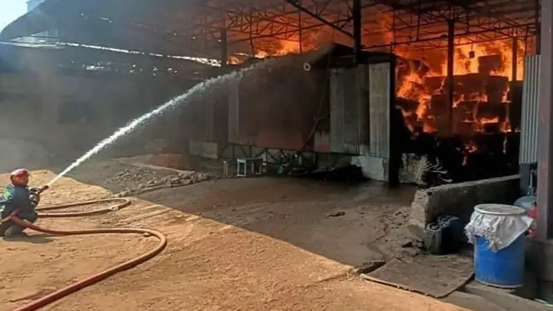 সীতাকুণ্ডে তুলার গুদামে অগ্নিকাণ্ড সীতাকুণ্ডে তুলার গুদামে অগ্নিকাণ্ড