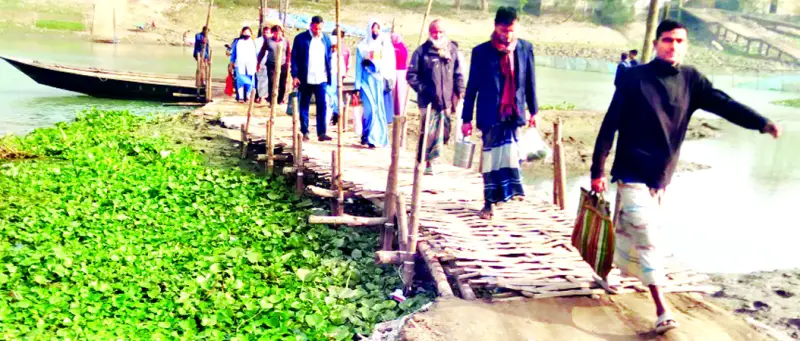 পাবনায় গুমানী নদীতে সেতুর অভাবে দুর্ভোগ পাবনায় গুমানী নদীতে সেতুর অভাবে দুর্ভোগ