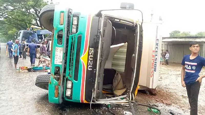 ঝিনাইদহে কাভার্ড ভ্যানের চাপায় যুবক নিহত ঝিনাইদহে কাভার্ড ভ্যানের চাপায় যুবক নিহত