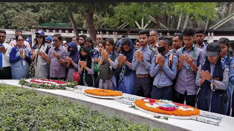 গোপালগঞ্জে জাতির পিতার সমাধিতে স্কাউট দলের শ্রদ্ধা নিবেদন