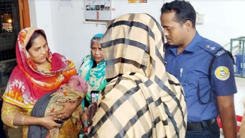 পাগলিটা মা হয়েছে, বাবা হয়নি কেউ পাগলিটা মা হয়েছে, বাবা হয়নি কেউ