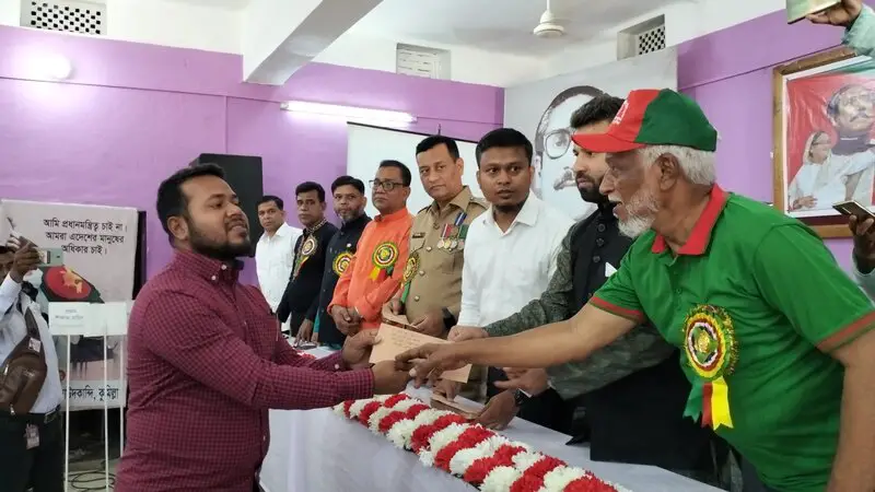 বীর মুক্তিযোদ্ধা ও শহীদ পরিবারের সদস্যদের সংবর্ধনা বীর মুক্তিযোদ্ধা ও শহীদ পরিবারের সদস্যদের সংবর্ধনা