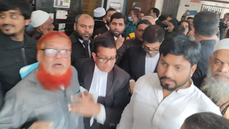 আত্মসমর্পণ করে জামিন পেলেন ইশরাক আত্মসমর্পণ করে জামিন পেলেন ইশরাক