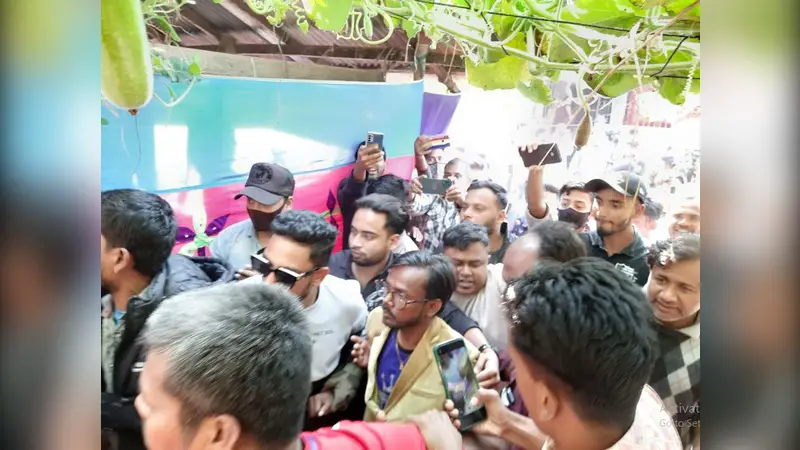 গাড়ি উপহার নিতে শিক্ষকের বাড়িতে হিরো আলম গাড়ি উপহার নিতে শিক্ষকের বাড়িতে হিরো আলম