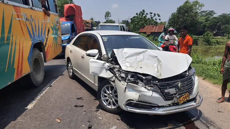 দুর্ঘটনায় দুমড়েমুচড়ে গেল পাকিস্তানের ডেপুটি হাইকমিশনারের গাড়ি