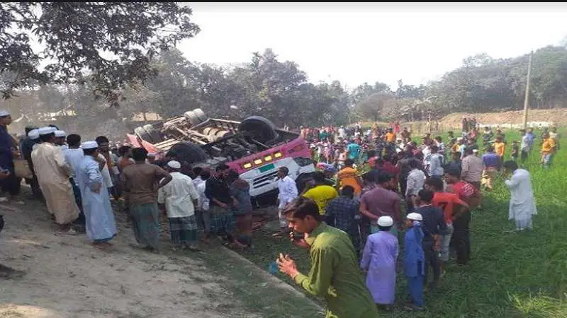 নেত্রকোনায় পিকনিকের বাস উল্টে নিহত ১ ॥ আহত ৩৭