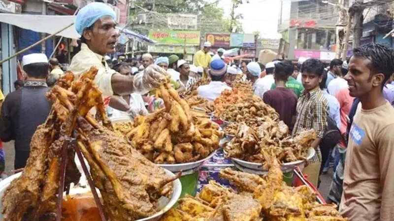 প্রথম দিনেই জমে উঠেছিলো রাজধানীর ইফতার বাজার