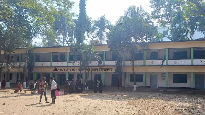 বইয়ের অভাবে শিক্ষার্থী শূন্য বিদ্যালয় বইয়ের অভাবে শিক্ষার্থী শূন্য বিদ্যালয়