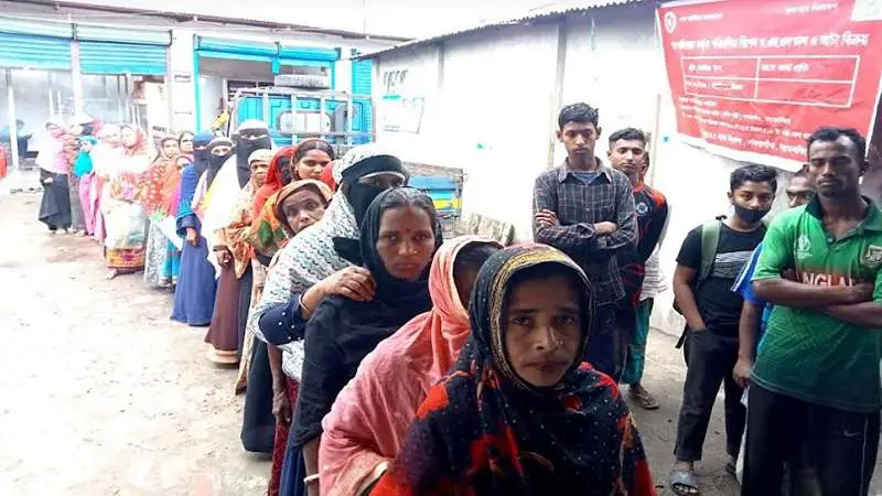 গফরগাঁওয়ে ৩০ টাকা কেজি চাল কিনতে ডিলারের দোকানে দীর্ঘ লাইন গফরগাঁওয়ে ৩০ টাকা কেজি চাল কিনতে ডিলারের দোকানে দীর্ঘ লাইন