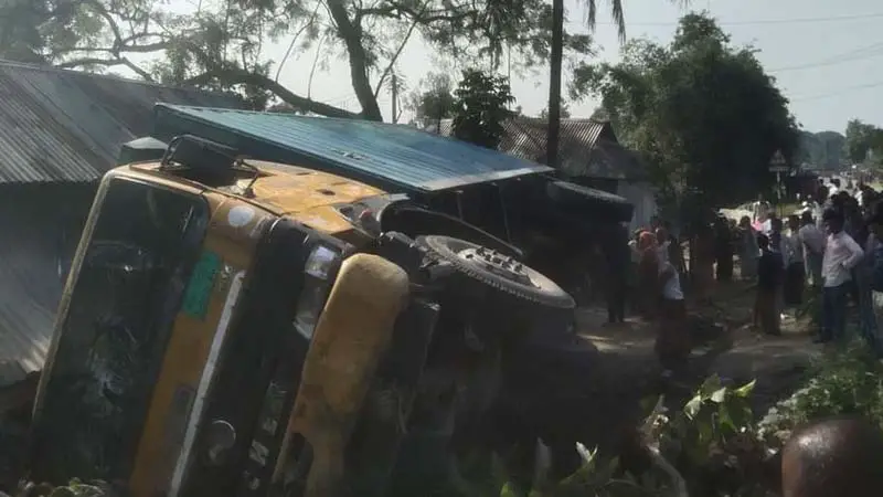 ধনবাড়িতে কাভার্ড ভ্যান বসত ঘরে,ঘুমন্ত মা-মেয়ের মৃত্যু ধনবাড়িতে কাভার্ড ভ্যান বসত ঘরে,ঘুমন্ত মা-মেয়ের মৃত্যু